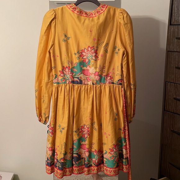 Very beautiful dress, very feminine dress, has belt, nice v-neck, above knee - Picture 2 of 2